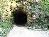 Javor - Monte Lavara (1906 m) Zapora naj bi veljala samo za čas pašne sezone, sledi tunel in lepa cesta v nadaljevanju
